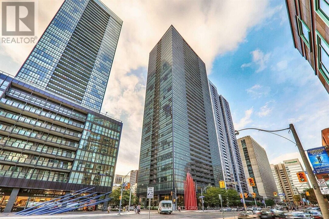 110 Charles St E in Toronto, ON - Building Photo