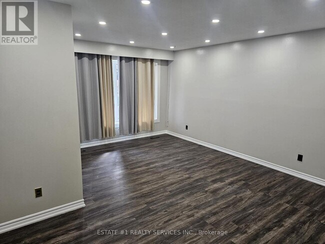 66 Caledon Crescent in Brampton, ON - Building Photo - Building Photo