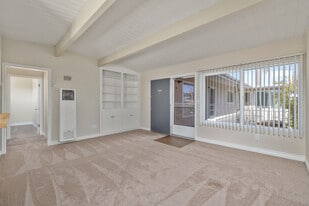 Sea Breeze Garden Apartments in Imperial Beach, CA - Building Photo