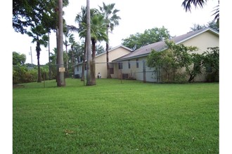 4 Pine Tree in Dania Beach, FL - Building Photo - Building Photo