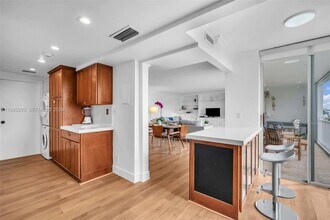 611 Ocean Dr, Unit 3E in Key Biscayne, FL - Building Photo - Building Photo