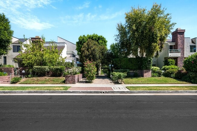 18731 Hatteras St in Los Angeles, CA - Building Photo - Building Photo