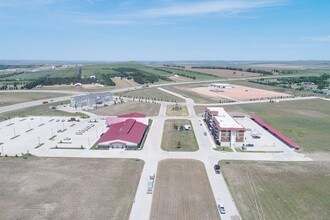 The Village at the Crossing in Watford City, ND - Foto de edificio - Building Photo