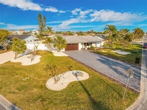 1029 Bal Harbour Dr in Apollo Beach, FL - Building Photo - Building Photo