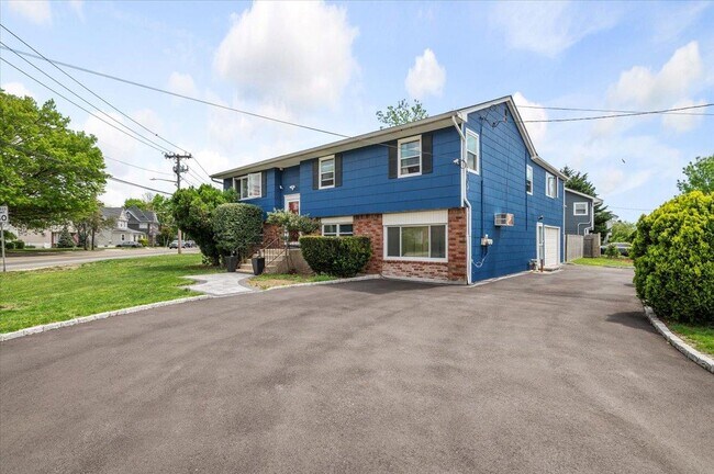 570 Conklin St in Farmingdale, NY - Building Photo - Building Photo