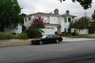 731 E Verdugo Ave in Burbank, CA - Foto de edificio - Building Photo