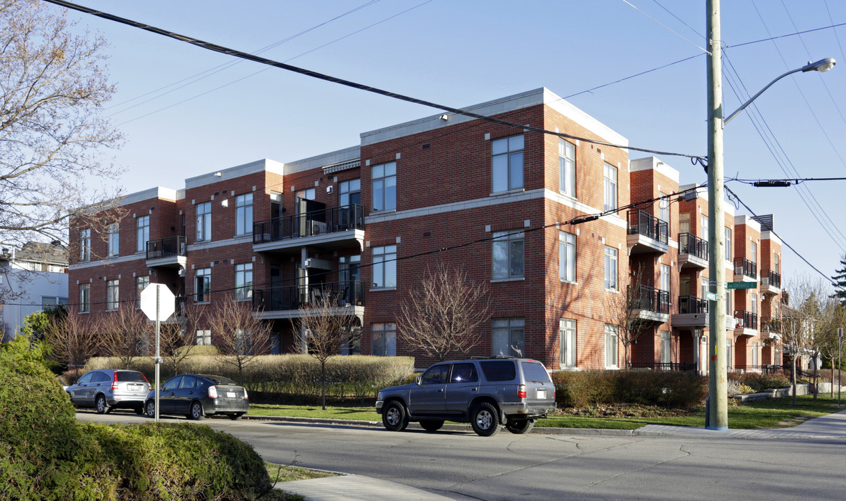 River Court in Ottawa, ON - Building Photo