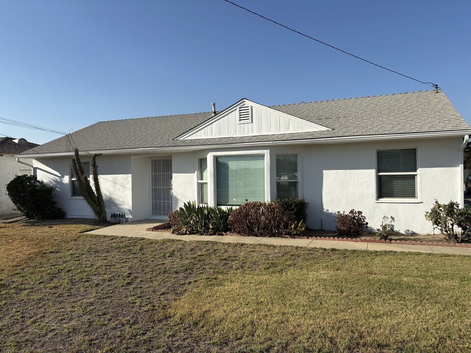 4670 Riverside Dr in Chino, CA - Building Photo