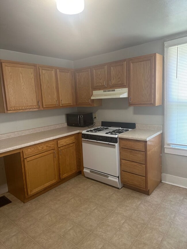 property at 212 W Illinois St