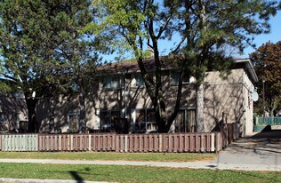 9 Yatescastle Dr in Toronto, ON - Building Photo