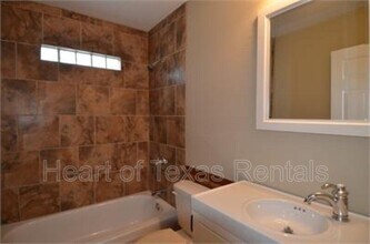 215 Parsons Ln in China Spring, TX - Foto de edificio - Building Photo