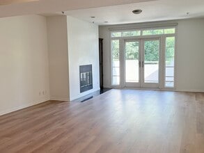 2222 N Beachwood Dr, Unit 412 in Los Angeles, CA - Foto de edificio - Building Photo