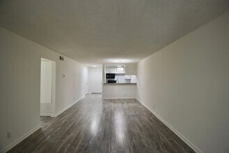 15049 Burbank Blvd, Unit 203 in Los Angeles, CA - Building Photo - Building Photo