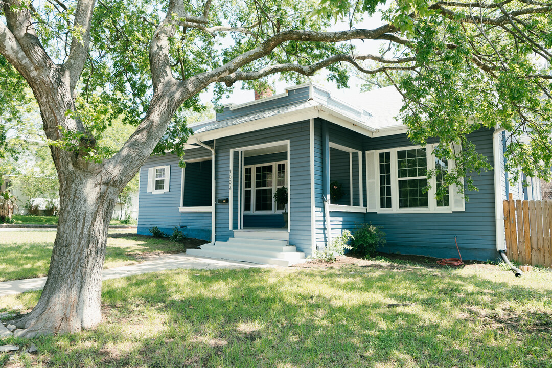 1002 W Mulberry Ave, Unit 101 in San Antonio, TX - Building Photo