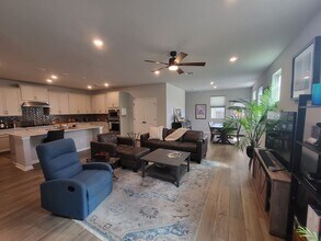 108 Blue Hibiscus Dr in Liberty Hill, TX - Foto de edificio - Building Photo