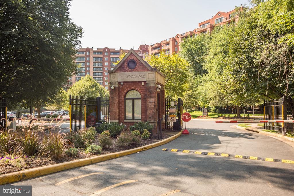2230 George C Marshall Dr in Falls Church, VA - Building Photo