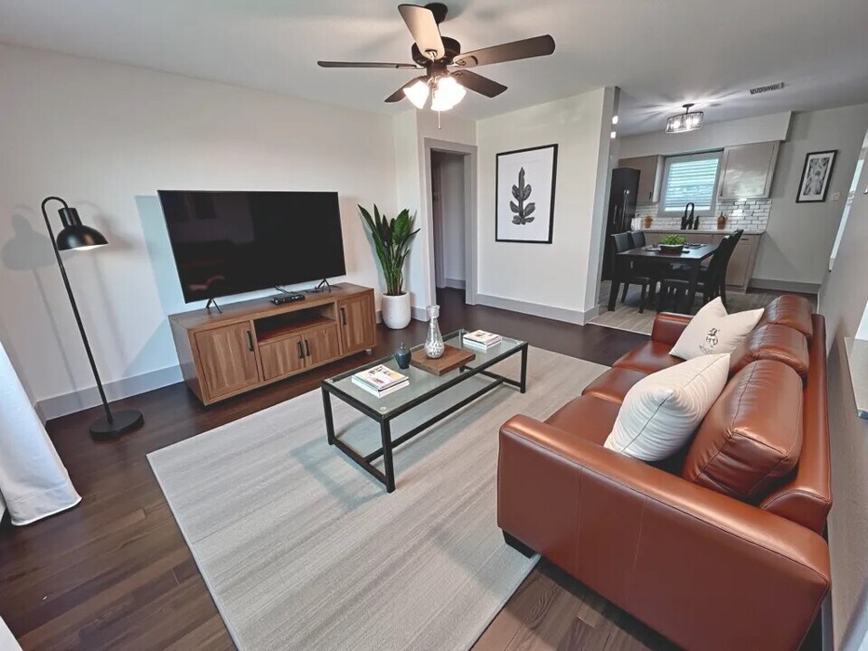 9486 McDade St in Houston, TX - Building Photo