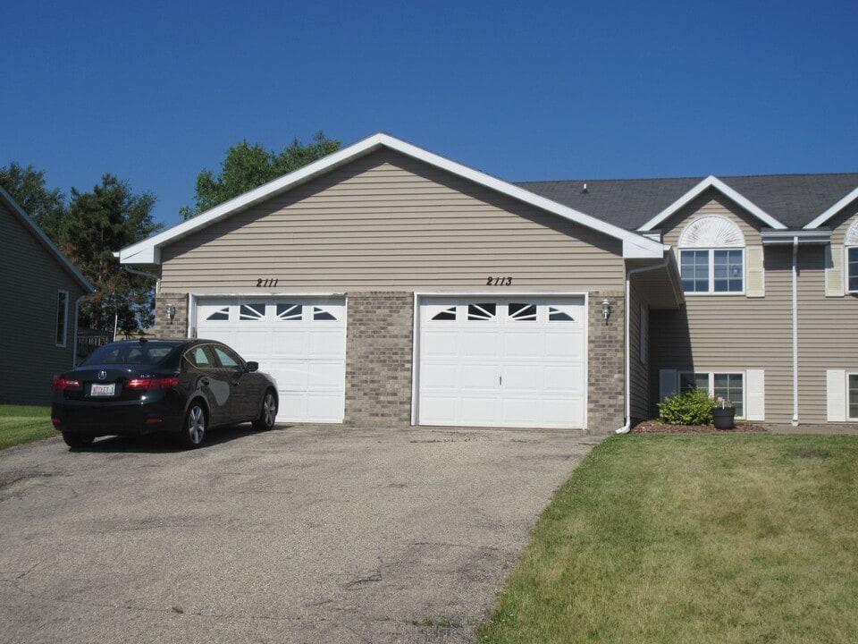 2111-2117 Green Valley Dr in Janesville, WI - Building Photo