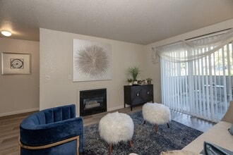 Autumn Oaks Apartments in Roseville, CA - Building Photo - Building Photo