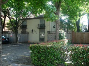 4427 Holland Ave in Dallas, TX - Foto de edificio - Building Photo