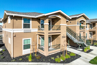 Northlake Senior Apartments (55+) in Sacramento, CA - Foto de edificio - Building Photo