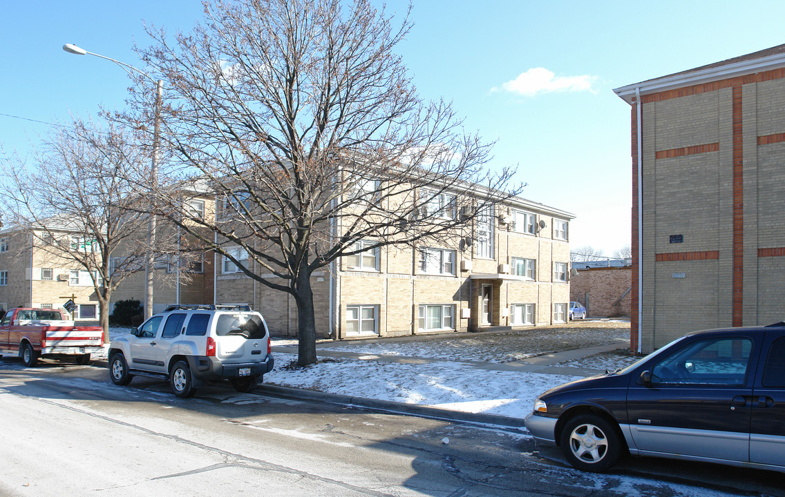 10233 Chestnut Ave in Franklin Park, IL - Foto de edificio