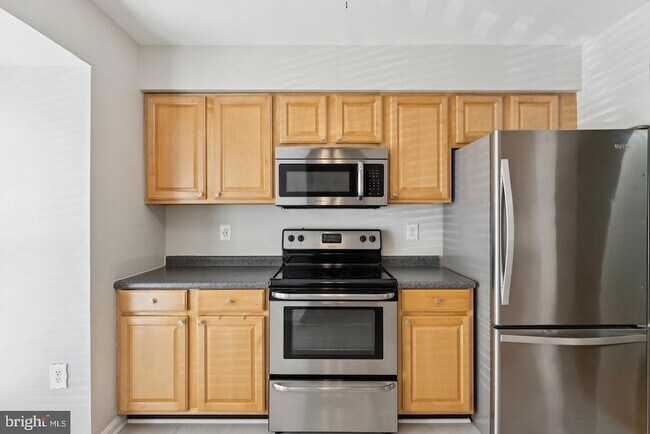 12098 Winona Dr in Lake Ridge, VA - Building Photo - Building Photo