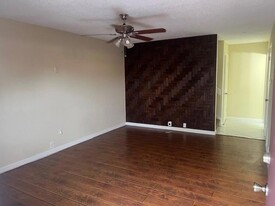 2607 Amherst Ct, Unit 42-314 in Irving, TX - Building Photo - Building Photo