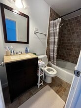 488 E 5th Ct, Unit B in Des Plaines, IL - Building Photo - Building Photo