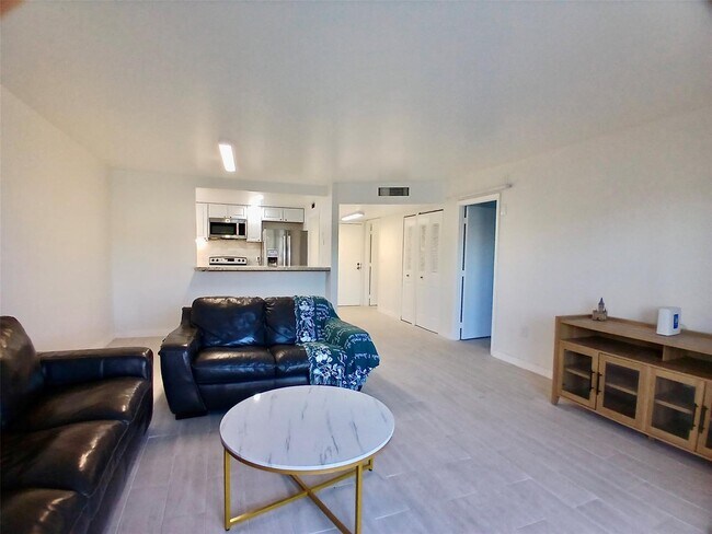 4164 Inverrary Dr, Unit 311 in Lauderhill, FL - Foto de edificio - Building Photo