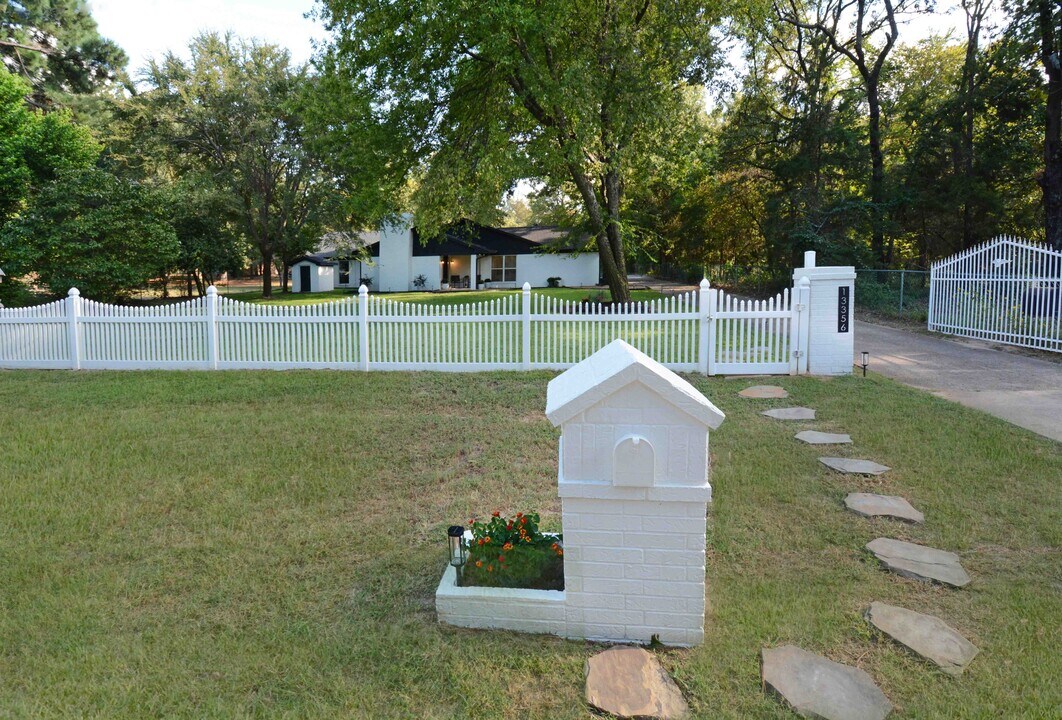 13356 FM 2710 in Lindale, TX - Building Photo