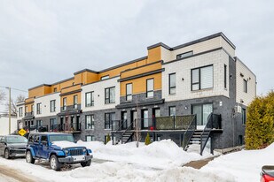 327 Laurier Rue in Laval, QC - Building Photo