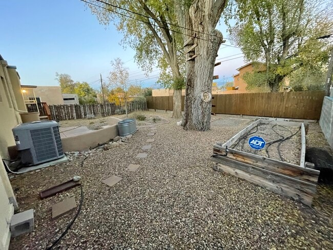 732 Loma Vista Dr NE in Albuquerque, NM - Building Photo - Building Photo