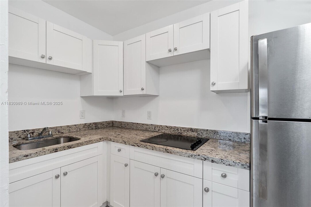 2047 Lincoln Ave in Opa Locka, FL - Building Photo