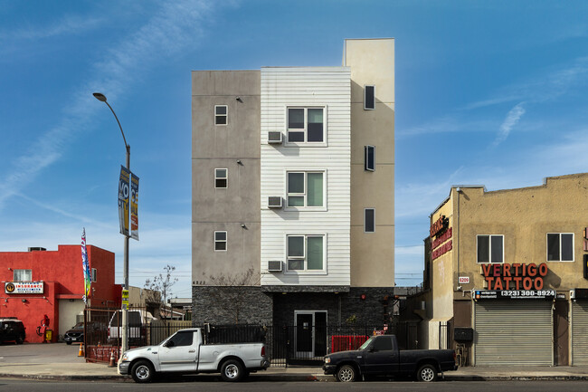 6211 S Vermont Ave in Los Angeles, CA - Building Photo - Building Photo