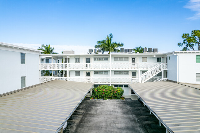 Warwick Club in Naples, FL - Foto de edificio - Building Photo