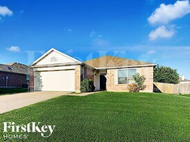 1600 Shady Shores Dr in Glenn Heights, TX - Building Photo