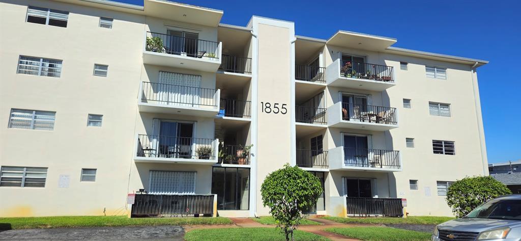 1855 Plunkett St, Unit 202 in Hollywood, FL - Foto de edificio