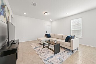 217 Summit Dr in Lockhart, TX - Building Photo - Building Photo