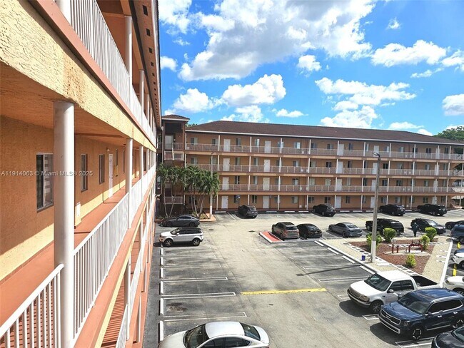 17350 NW 67th Ave in Hialeah, FL - Building Photo - Building Photo