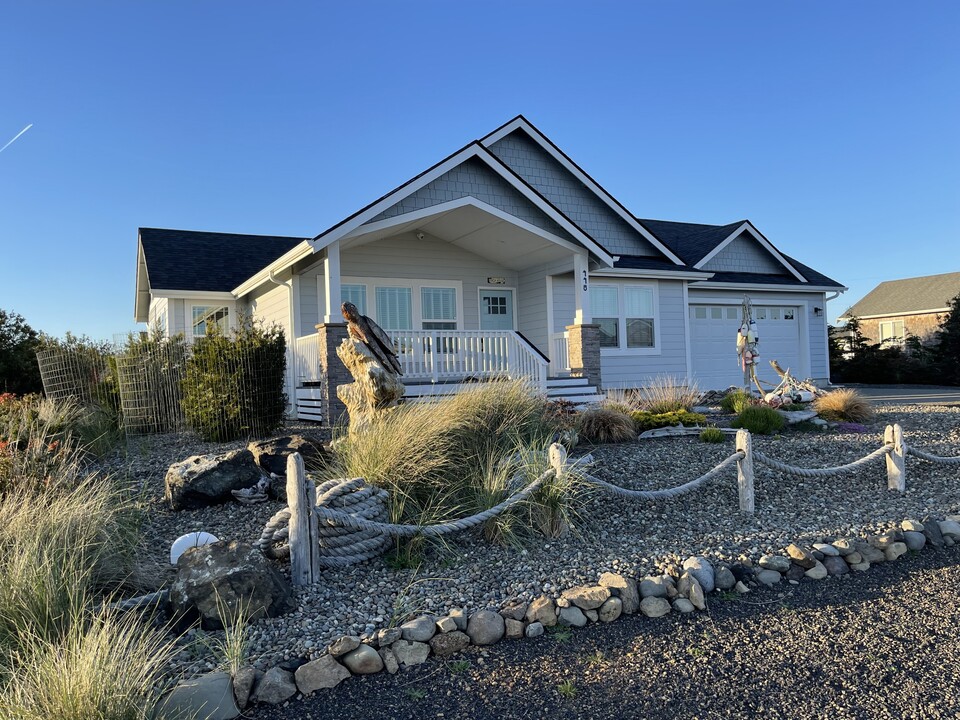 448 Sportsmen St in Ocean Shores, WA - Foto de edificio