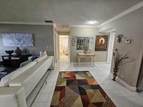 1913 Carambola Cir S in Coconut Creek, FL - Foto de edificio - Building Photo