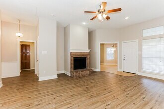 724 Nicole Dr in Burleson, TX - Foto de edificio - Building Photo
