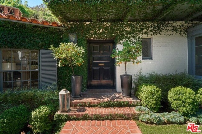 2097 Outpost Dr in Los Angeles, CA - Building Photo - Building Photo