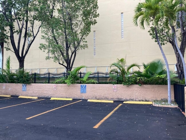 18100 Atlantic Blvd in Sunny Isles Beach, FL - Building Photo - Building Photo