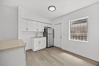 171 NW 56th St, Unit 1 in Miami, FL - Foto de edificio - Building Photo