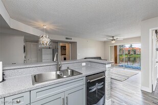 1205 Wildwood Lakes Blvd in Naples, FL - Building Photo