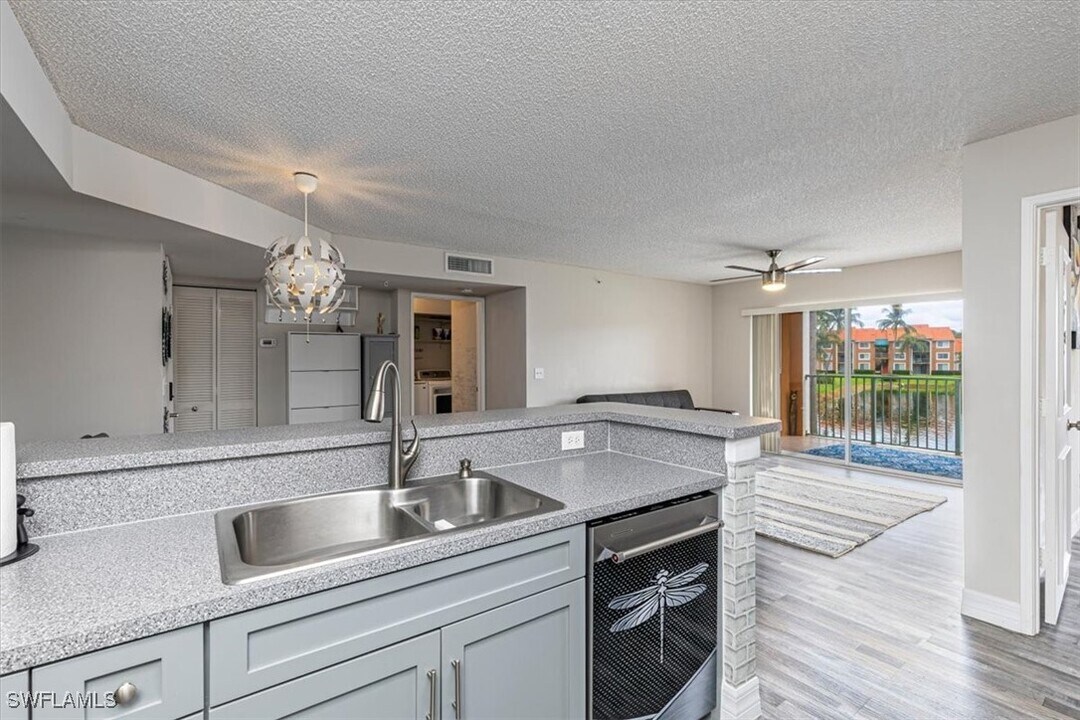 1205 Wildwood Lakes Blvd in Naples, FL - Building Photo