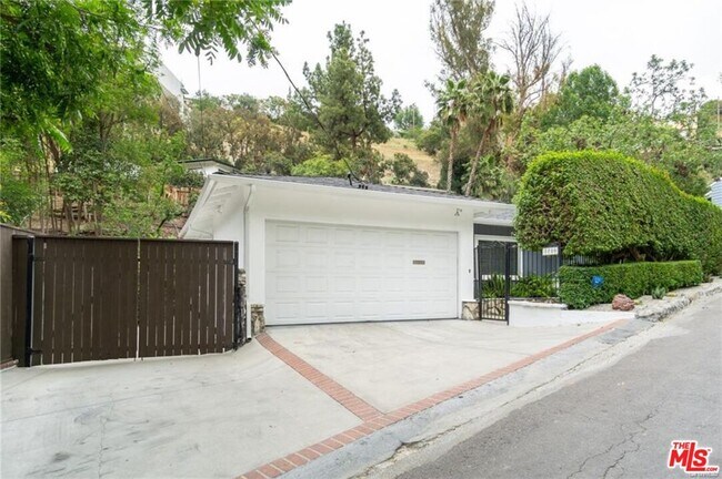 3720 Ventura Canyon Ave in Los Angeles, CA - Building Photo - Building Photo