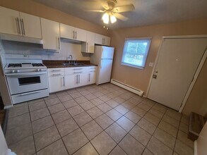 1329 N Linden St in Bloomington, IL - Building Photo - Building Photo